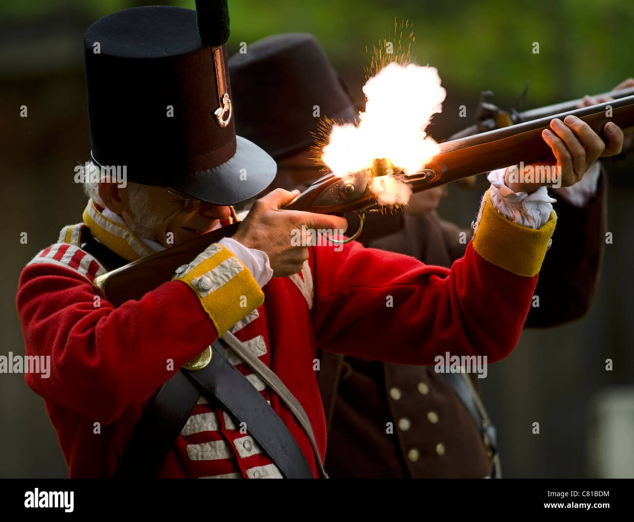 Ein Krieg von 1812 Reenactor feuert seine Muskete auf einem Display am Jordan Museum Pioneer Day, Samstag, 1. Oktober/2011. Stockfoto