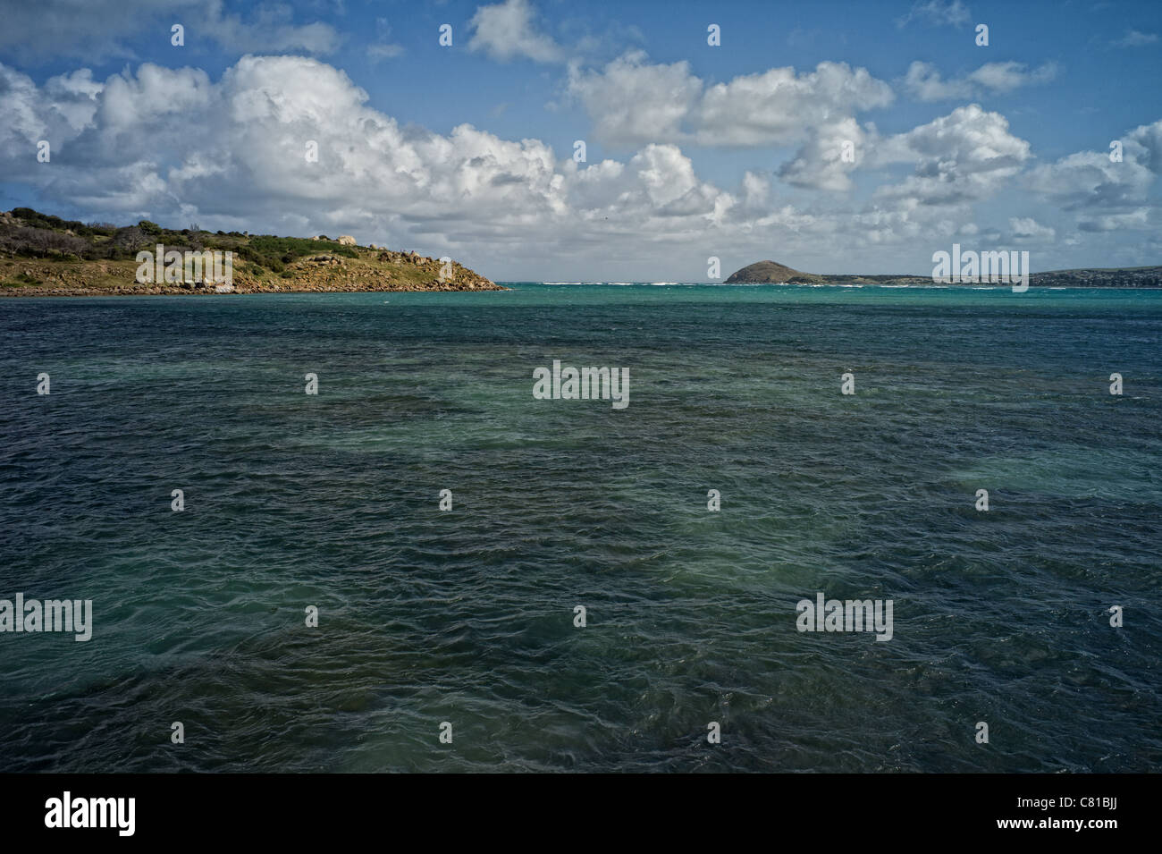 Blick auf Granite Island und Bluff, von Victor Harbour. Blue Sea und bewölktem Himmel. Stockfoto