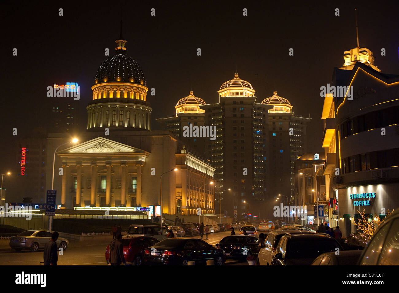 Die Tianjin alte Konzertsaal in der Nacht Stockfoto