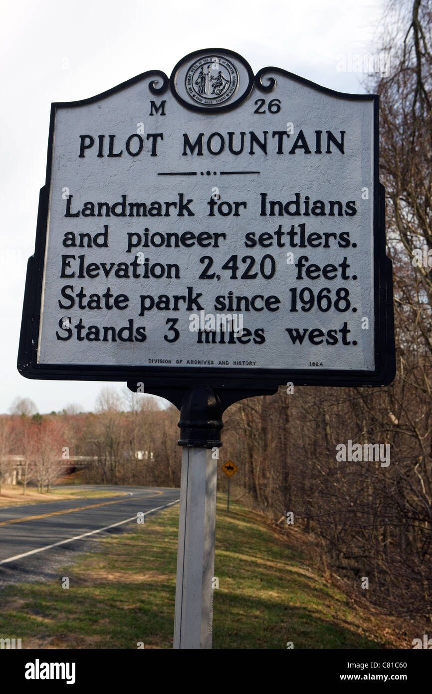 M26 PILOT MOUNTAIN Wahrzeichen für Indianer und ersten Siedler. Höhe 2.420 Füße. State Park seit 1968 Stockfoto