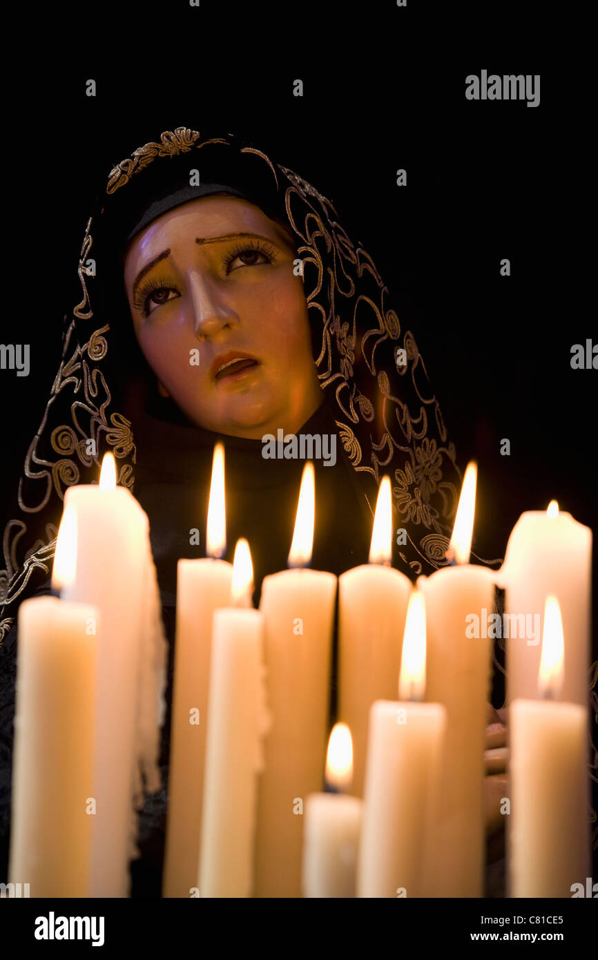 Kerzen und Statue unserer lieben Frau von Lourdes Stockfoto