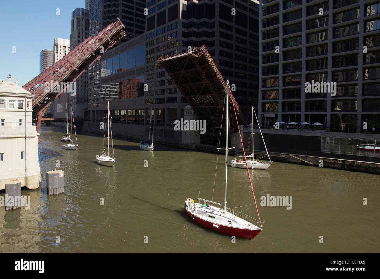 Segelboote übergeben die Monroe Street Zugbrücke über den Chicago River. Die Boote sind für den Winter, Bootswerften unterwegs. Stockfoto