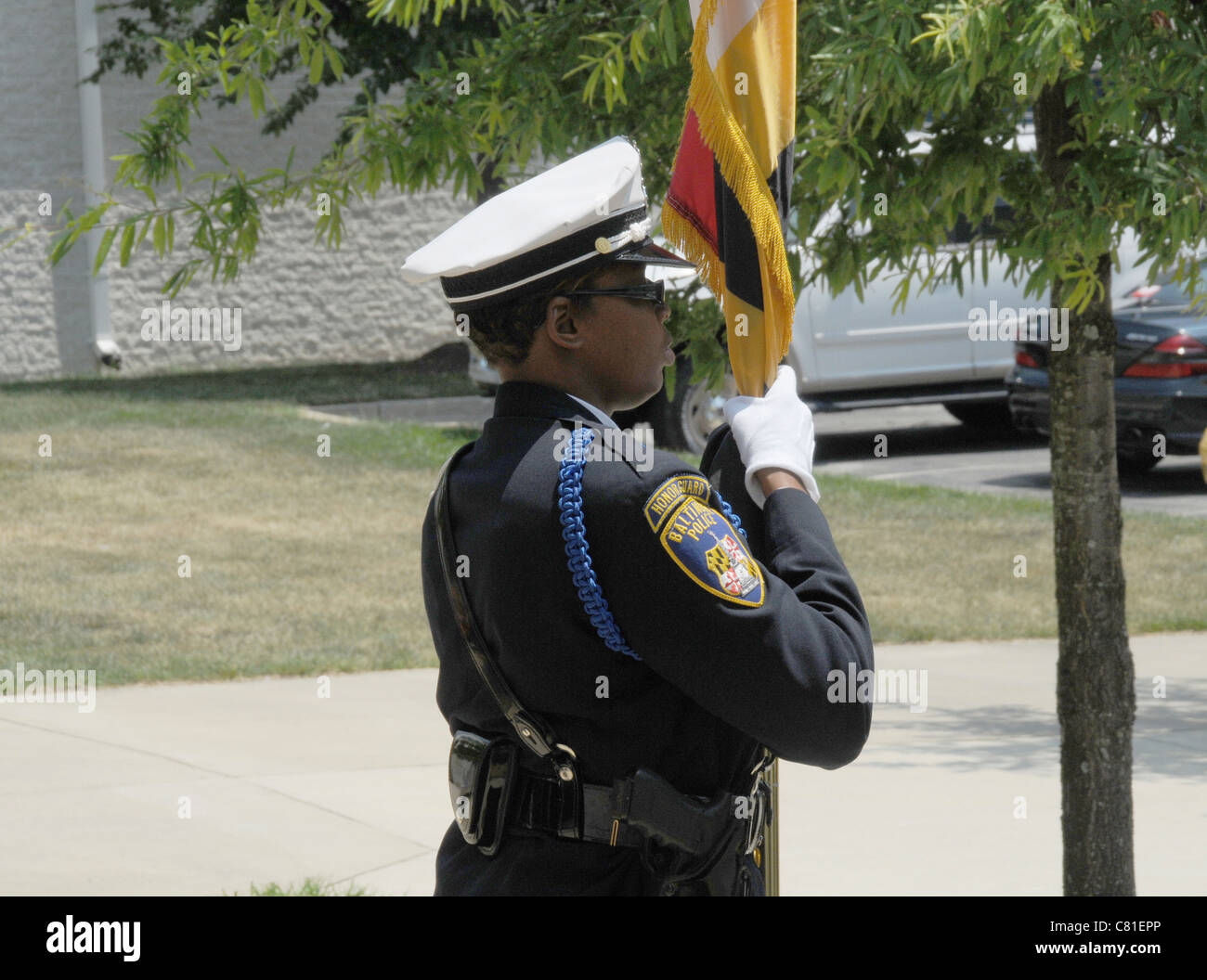 Baltimore City Polizist steht stramm bei der Beerdigung für einen Maryland State Trooper, die bei der Ausübung ihrer Pflicht ums Leben kam Stockfoto