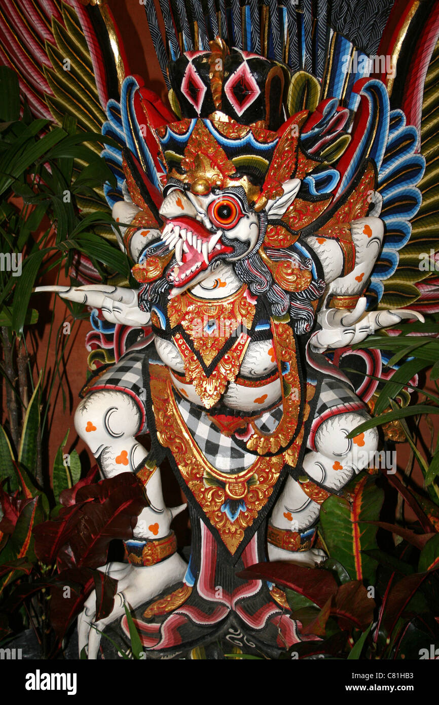 Bunt bemalten Schnitzereien aus der hinduistischen Mythologie Garuda Stockfoto