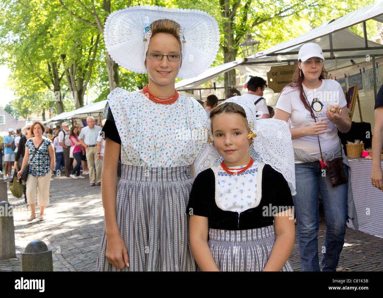 Foto von einer Tracht auf dem Markt in der Stadt Veere - Walcheren, Zeeland, Niederlande Stockfoto