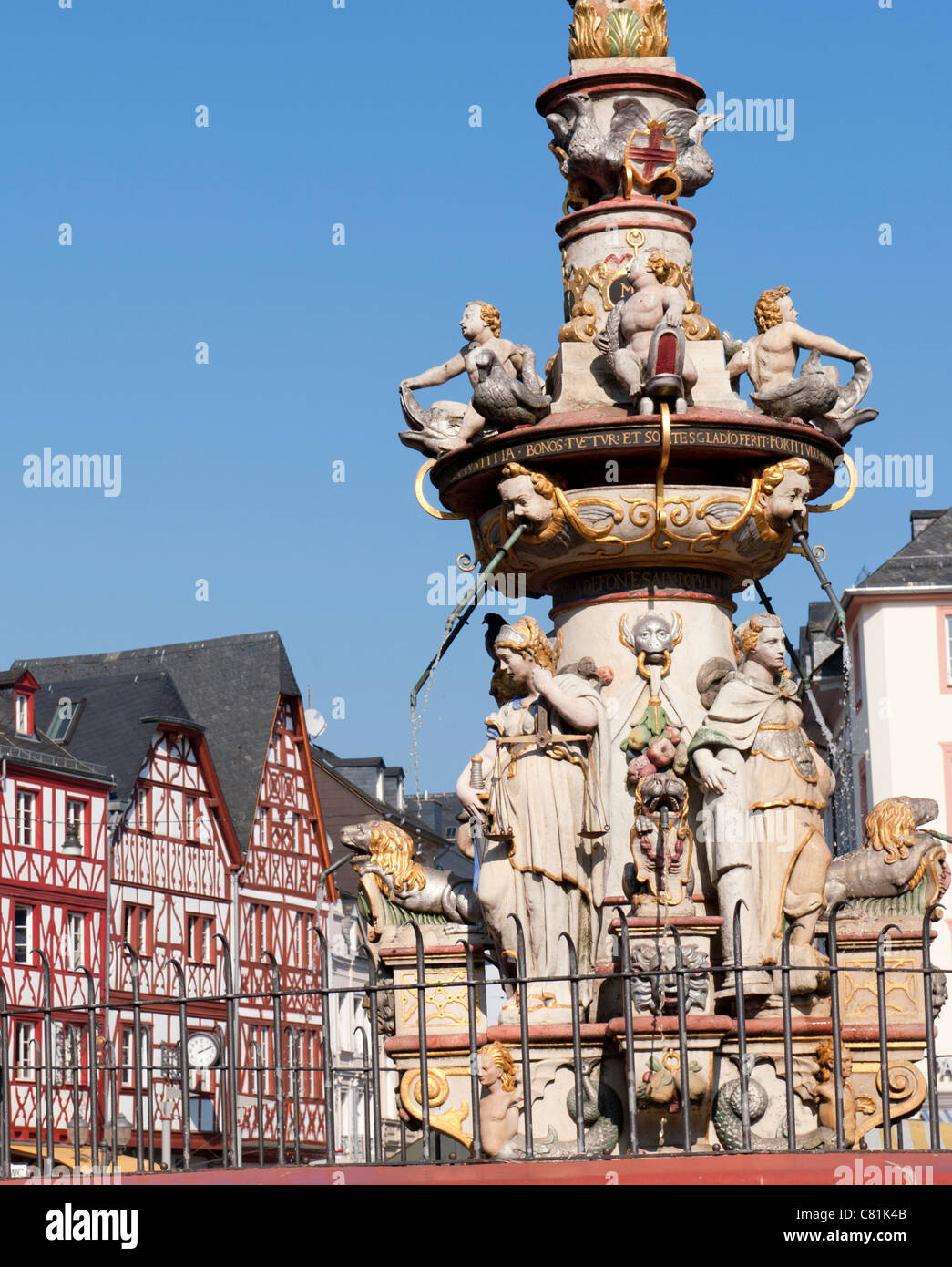 Brunnen auf dem Hauptplatz in Trier Rheinland-Pfalz Deutschland Stockfoto