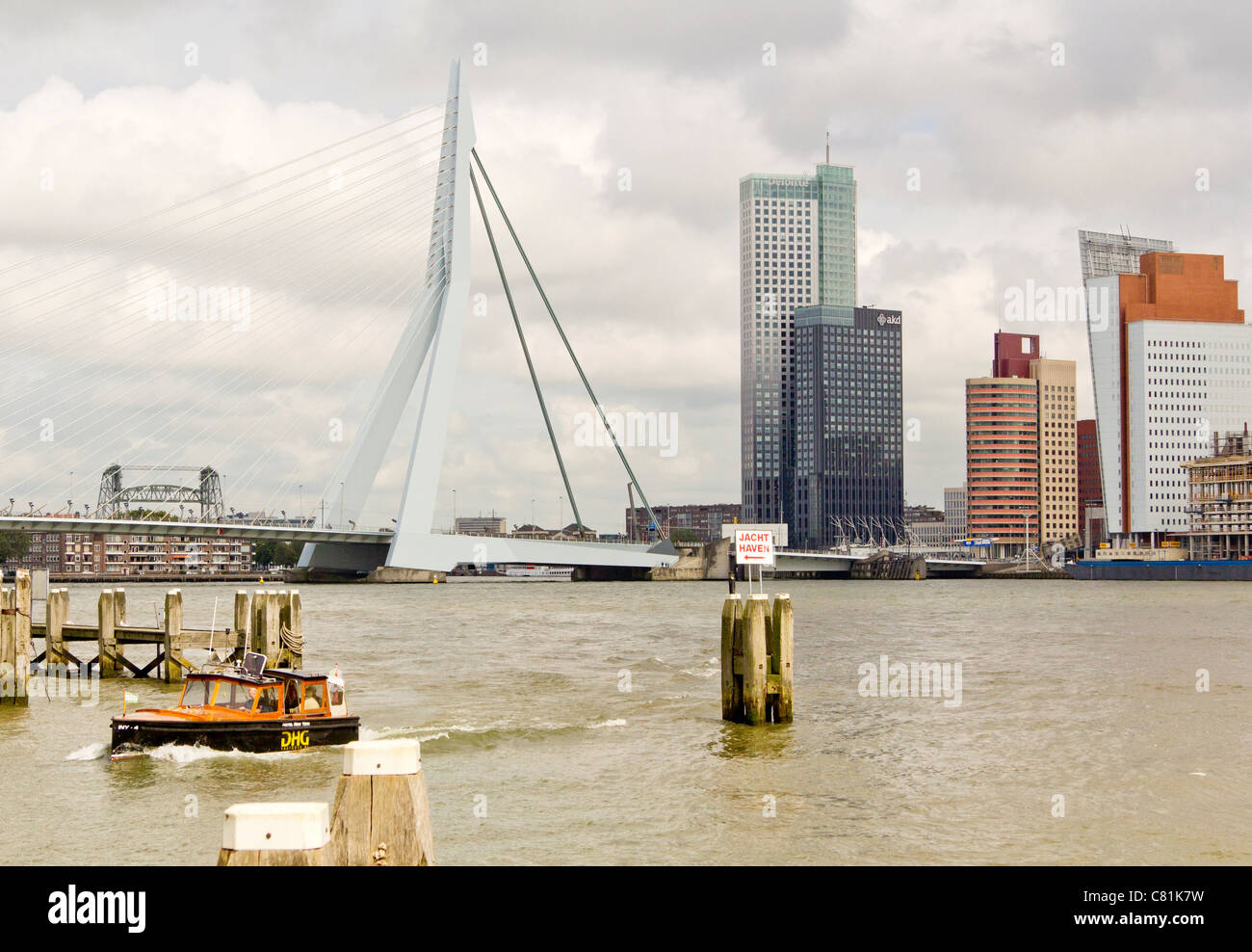 Blick vom Veerhaven Nieuwe Masse auf die Turm-Architektur des Kop van Zuid, Rotterdam, Niederlande Stockfoto