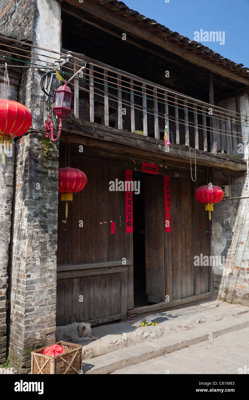 Alte Gebäude säumen die Gassen der historischen Xingping. Stockfoto