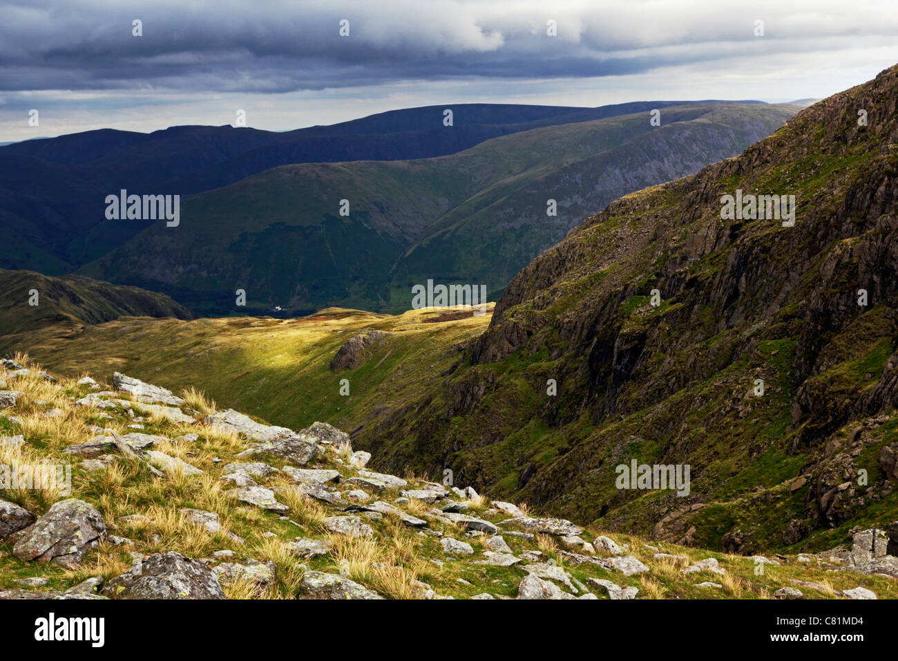 Blick nach Osten in Richtung High Street von Dove Crag im Lake District National Park, Cumbria. Stockfoto