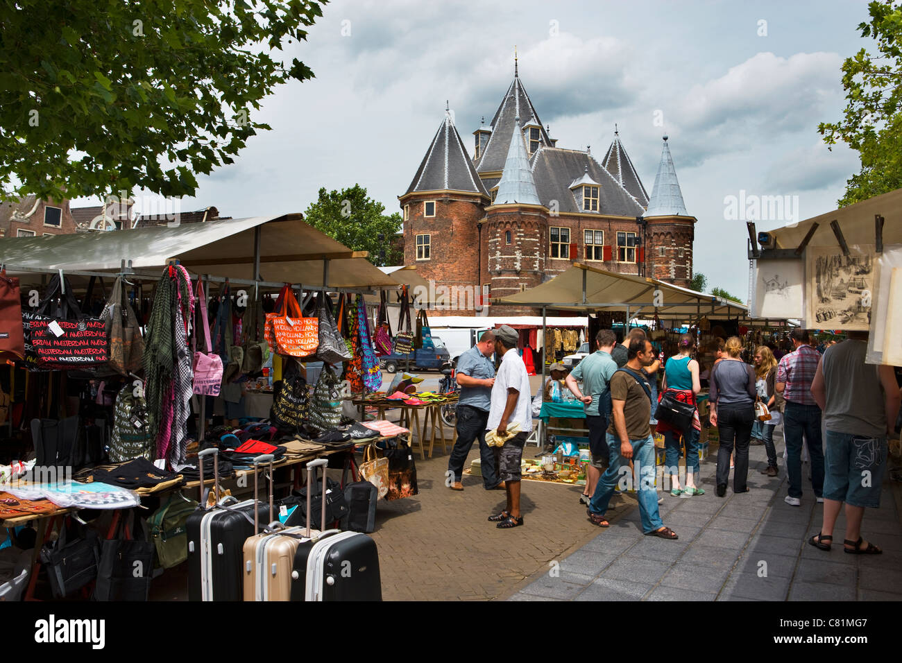 Menschen bei Tür Flohmarkt in Amsterdam Stockfoto