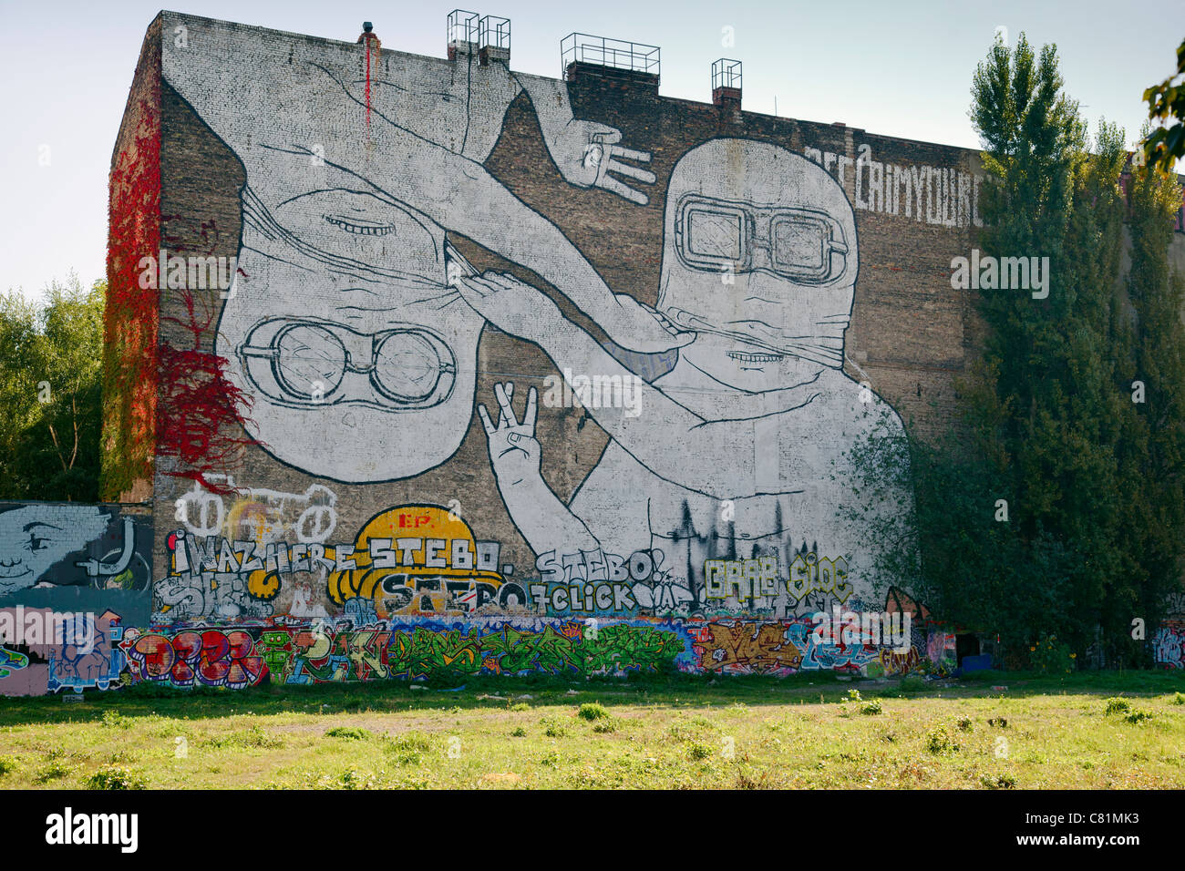 Graffiti von Blu in Cuvrystrasse, Berlin, Deutschland Stockfoto