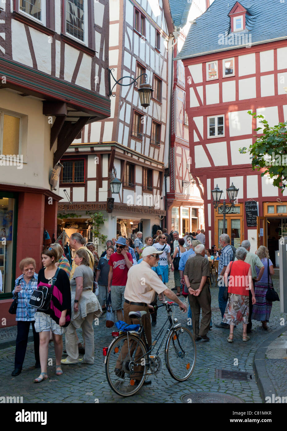 Belebte Straße mit Touristen in Bernkastel-Kues Dorf an der Mosel im Moseltal in Deutschland Stockfoto