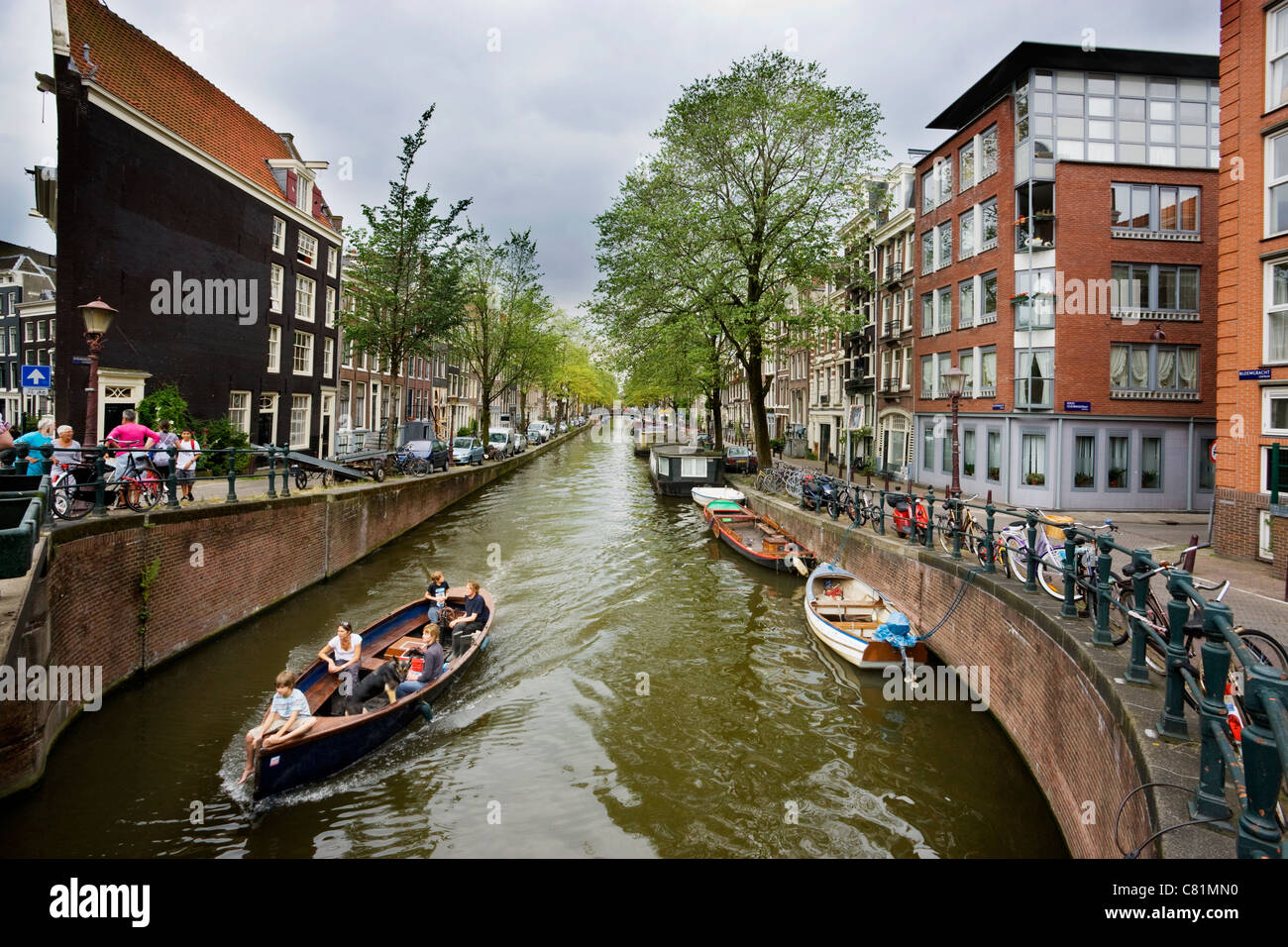 Menschen, die am Kanal in Amsterdam Segeln Stockfoto