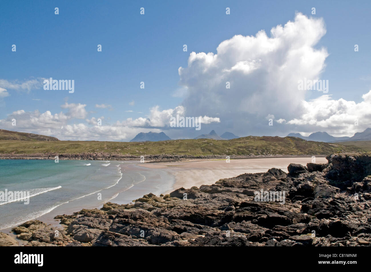 Strand von Achnahaird Bay, Wester Ross, mit weit entfernten emporragende Cumulonimbus Dusche Wolke Stockfoto