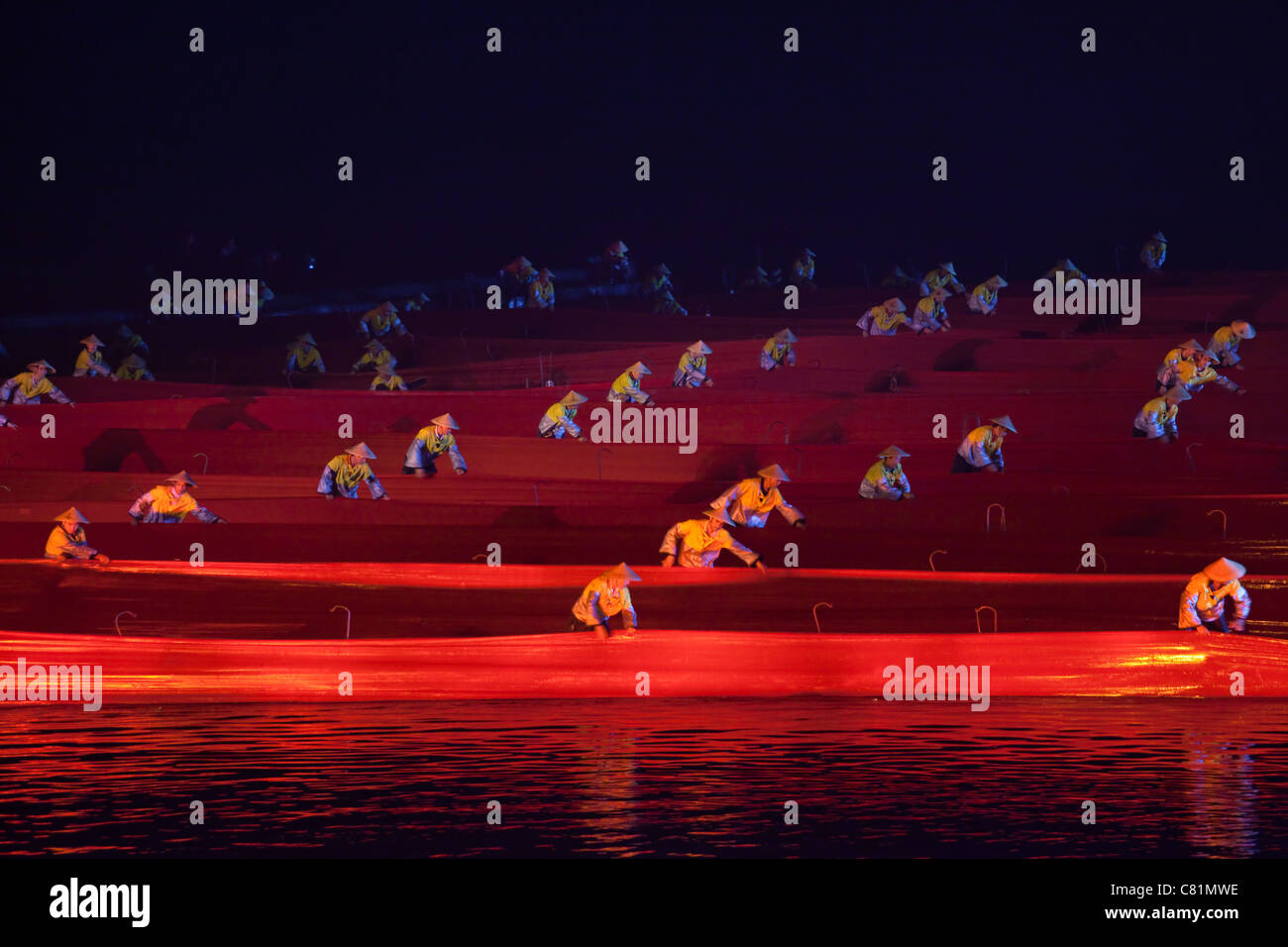 Die Leistung der Liu San Jie besteht aus ca. 500 Künstlern auf den Gewässern des Flusses Li in Yangshuo. Stockfoto