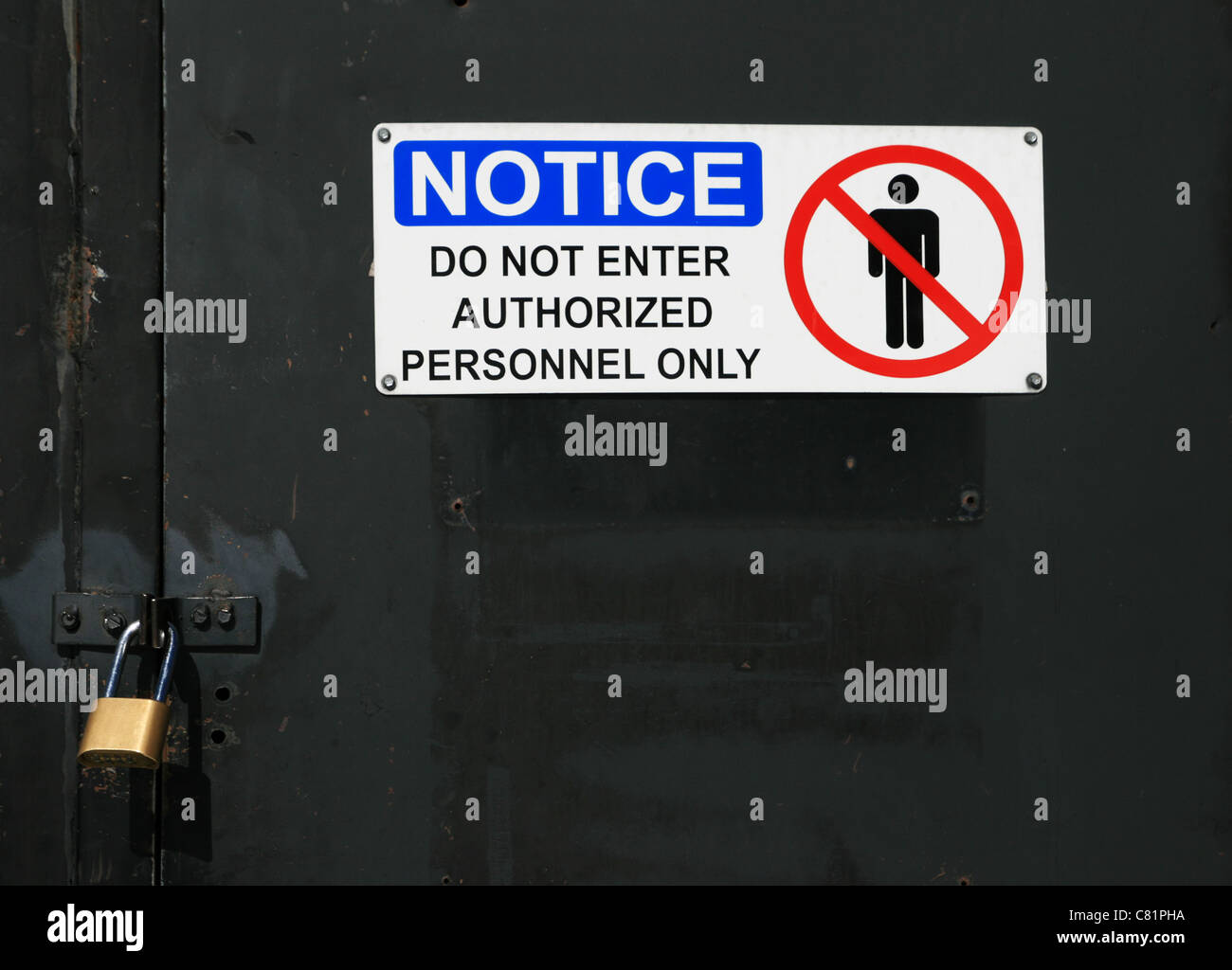 weiße Hinweis geben nicht autorisiertes Personal nur Zeichen auf einem schwarzen Vorhängeschloss Tor Stockfoto