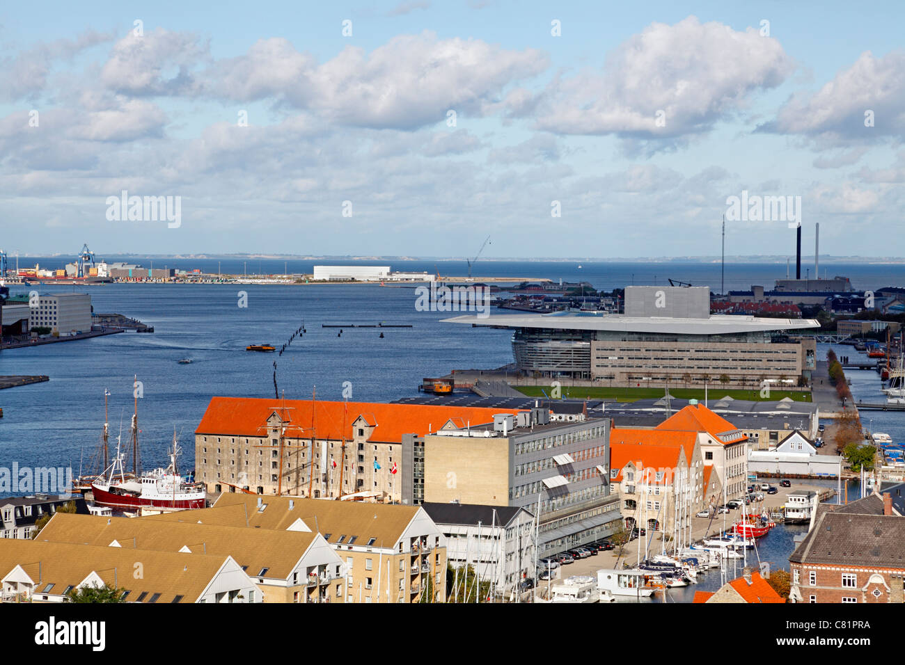 Luftaufnahme des Kopenhagener Hafens. Das berühmte alte Noma Restaurant im rot gefliesten ehemaligen Lagerhaus im Zentrum und das Königlich Dänische Opernhaus. Stockfoto