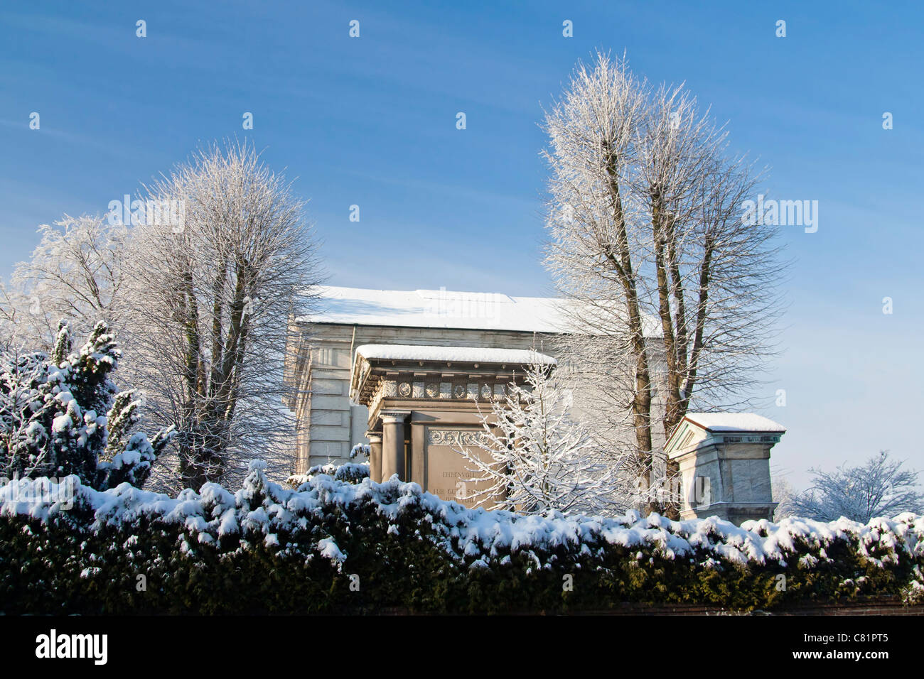 Die herzoglichen Mausoleum im Winter auf dem Gertruden Friedhof in Oldenburg, Deutschland als Beispiel für den Klassizismus in Oldenburg. Stockfoto