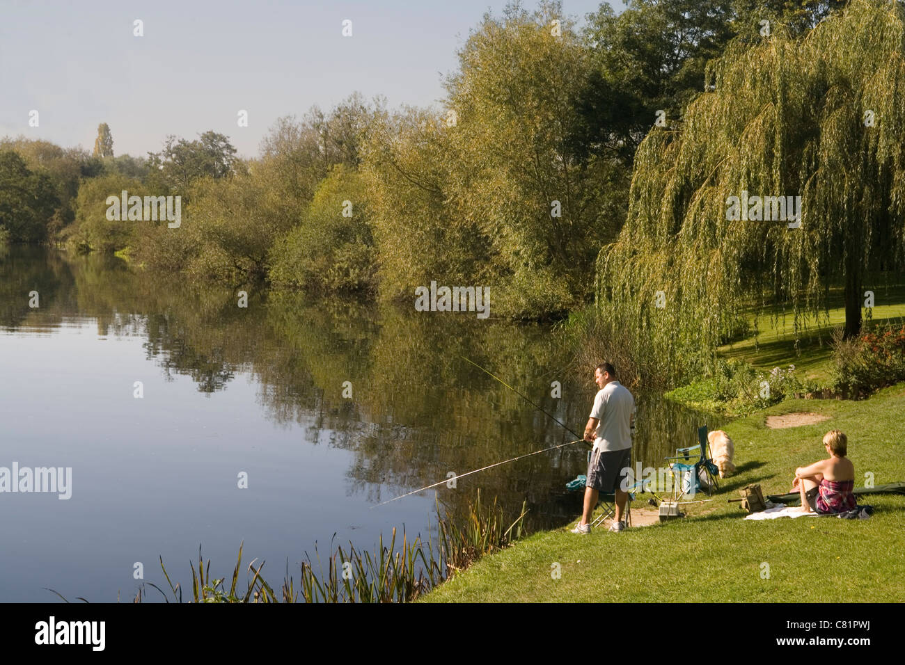 England Oxfordshire Sonning, Fischen in Thames Rückstau Stockfoto