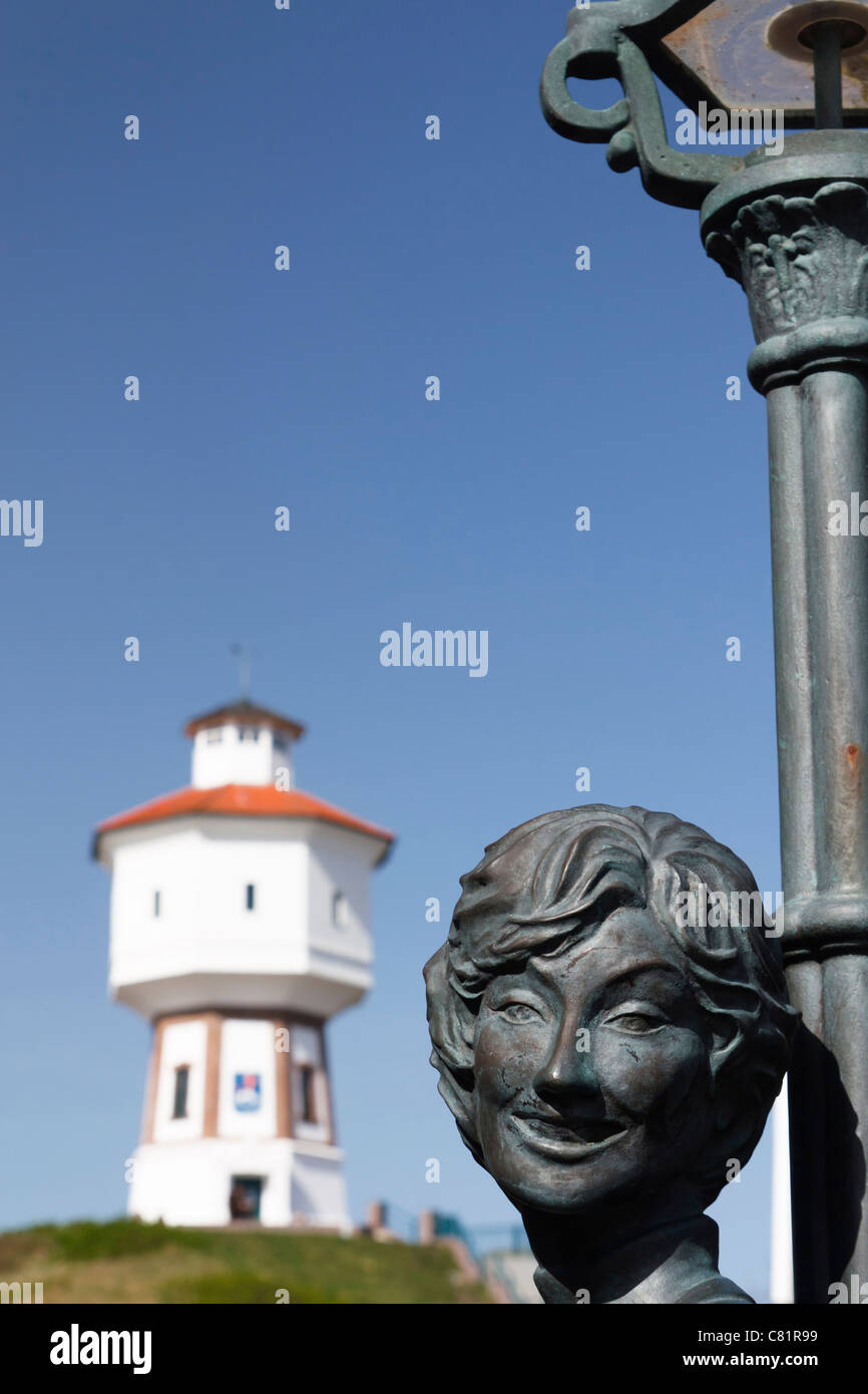 Lale Andersen-Denkmal und die Langeoog Wasserturm auf dem deutschen Osten Ostfriesischen Insel Langeoog. Stockfoto