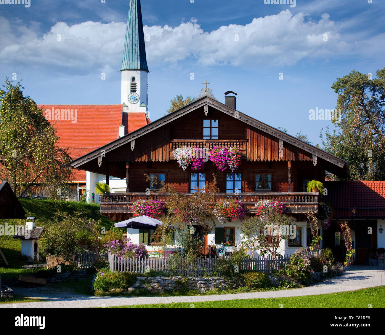 DE - Bayern: Traditionelles Bauernhaus in Arzbach nr. Bad Tölz Stockfoto
