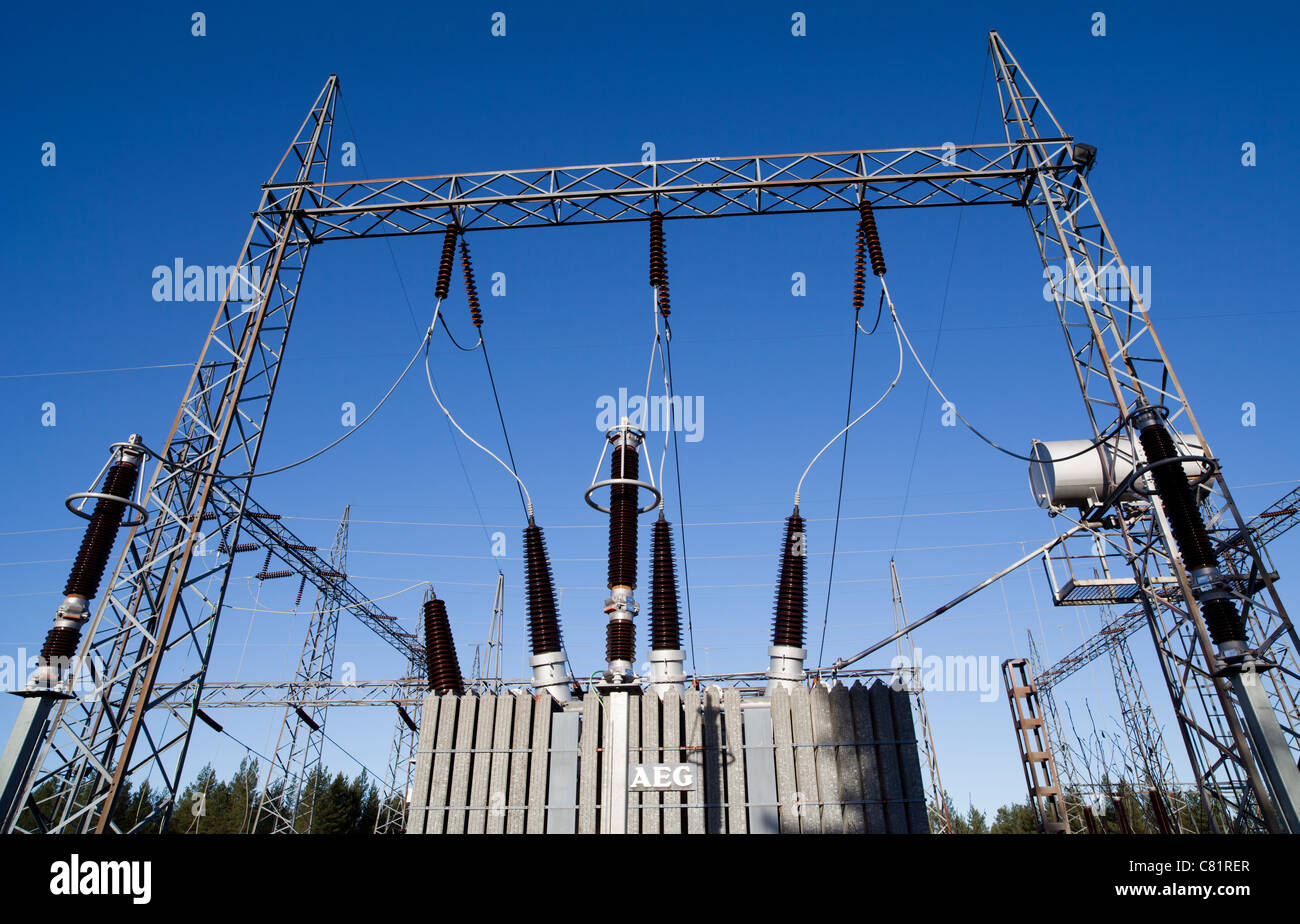 Großer AEG Step-up-Transformator im Wasserkraftwerk. Erhöhung der Spannung bis zu 200-400 Kilovolt für Übertragungsleitungen Finnland Stockfoto