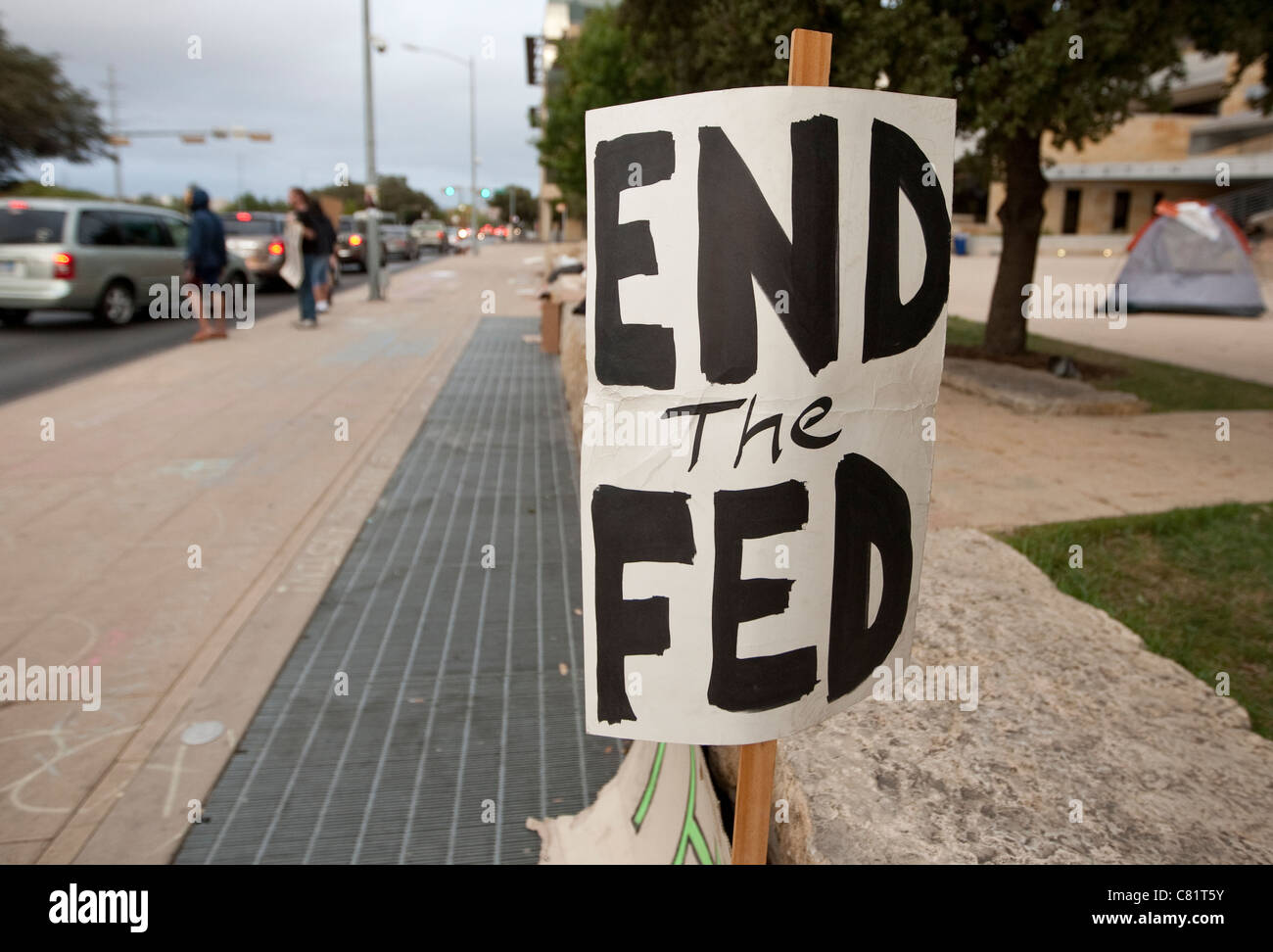 Kleine Menge an einer besetzen Austin-Demonstration am Rathaus. Occupy Austin ist ein Ableger von Occupy Wall Street Stockfoto