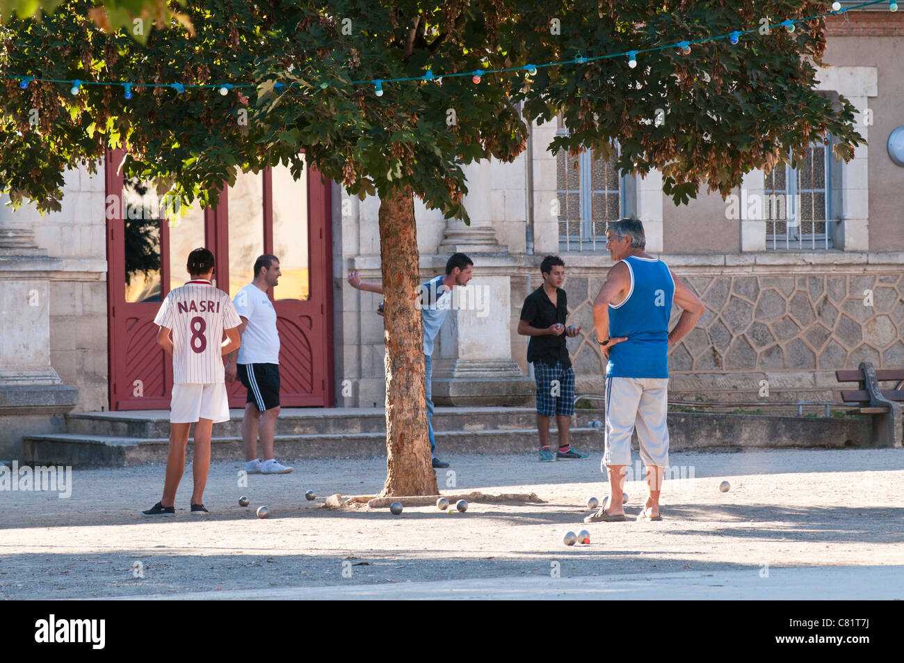Personen spielen Pétanque, Ort Des Moines, St. Antonin Noble Val, Tarn et Garonne, Midi-Pyrenäen, Frankreich Stockfoto