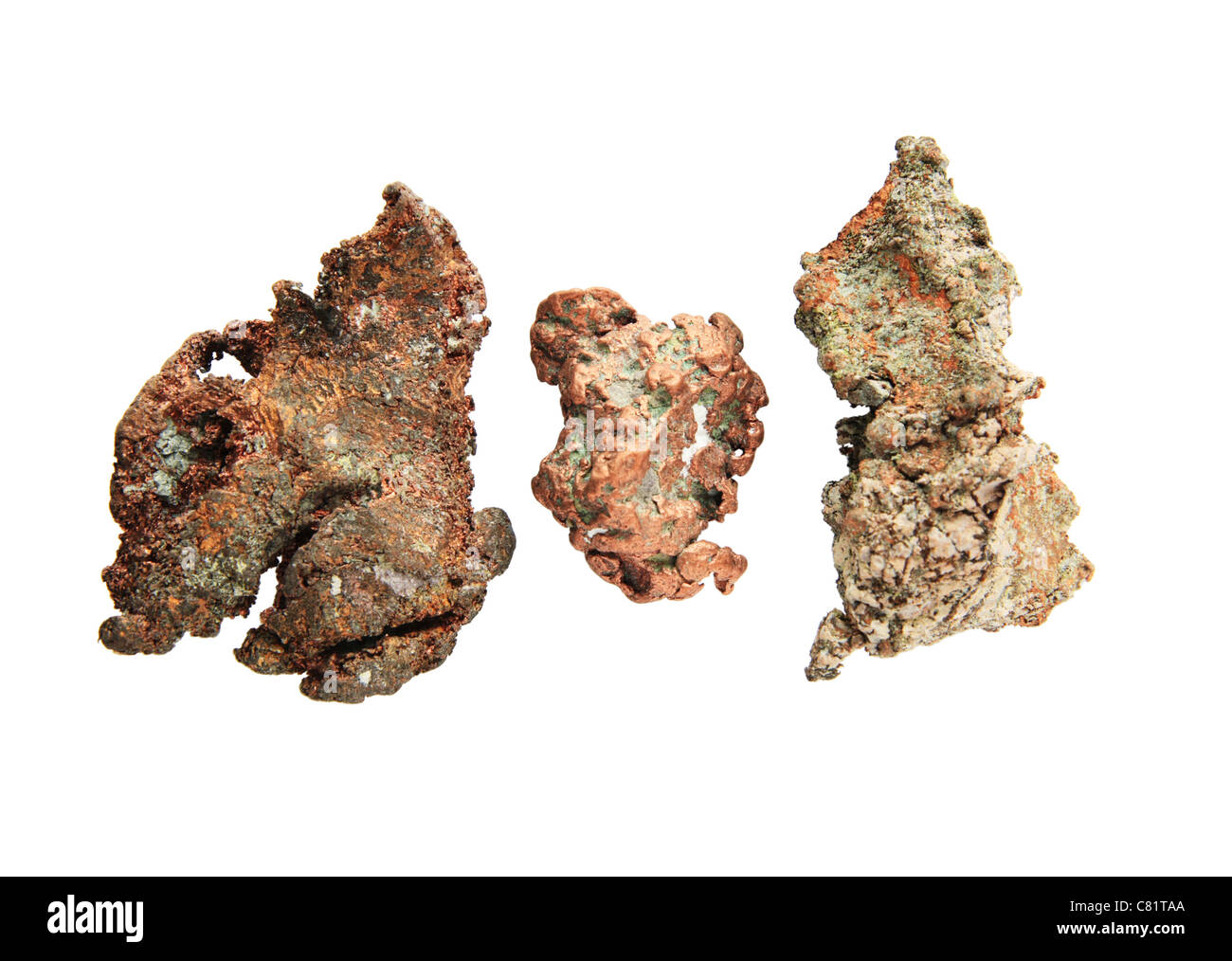drei kleine einheimische Kupfer Nuggets isoliert auf weiss Stockfoto