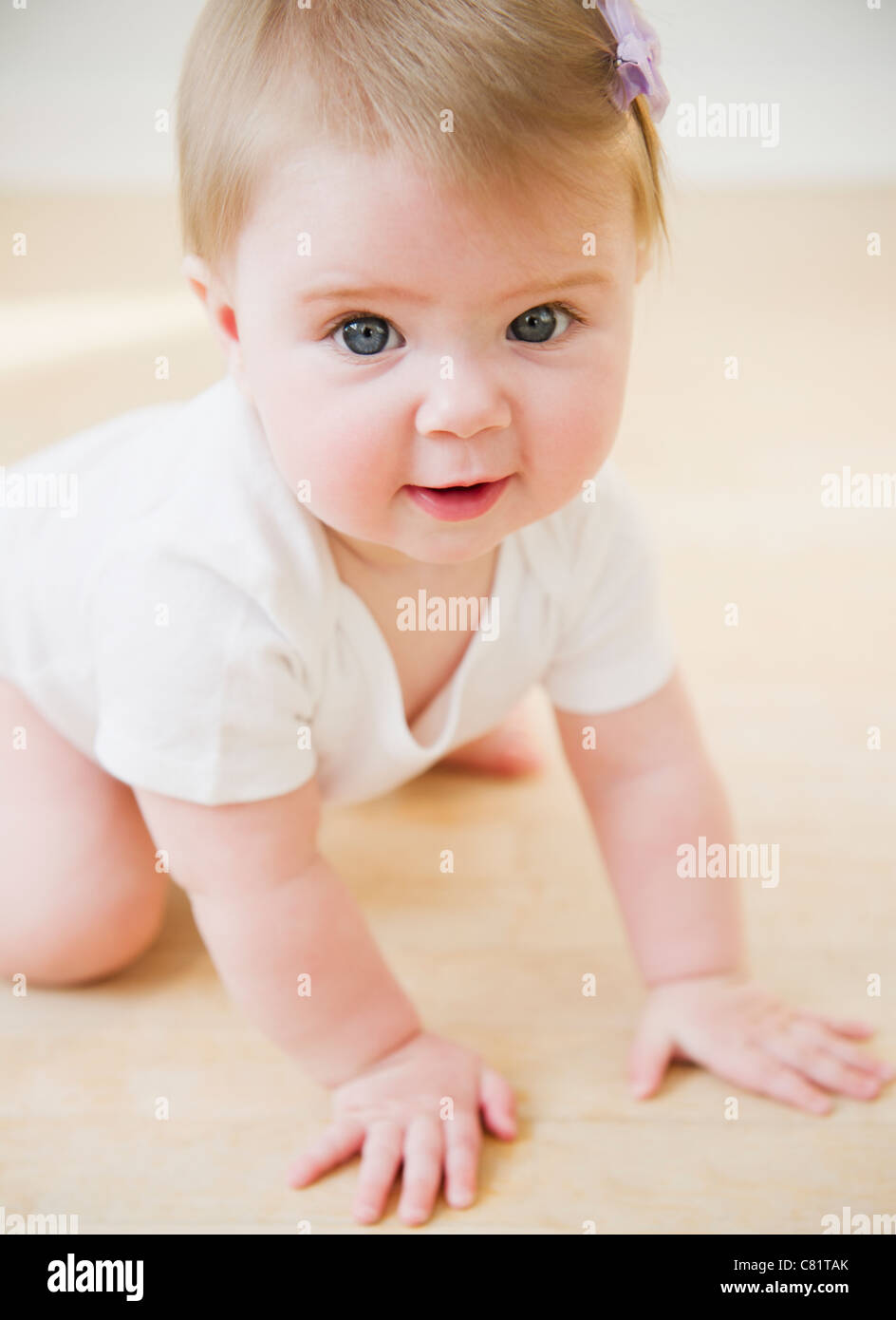 Kaukasische Baby auf Boden kriechen Stockfoto
