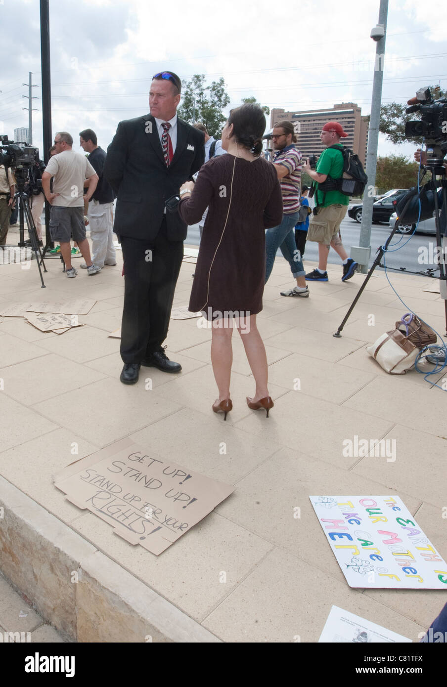 Medieninterviews Teilnehmer an einer Demonstration besetzen Austin City Hall. Occupy Austin ist ein Ableger von Occupy Wall Street Stockfoto
