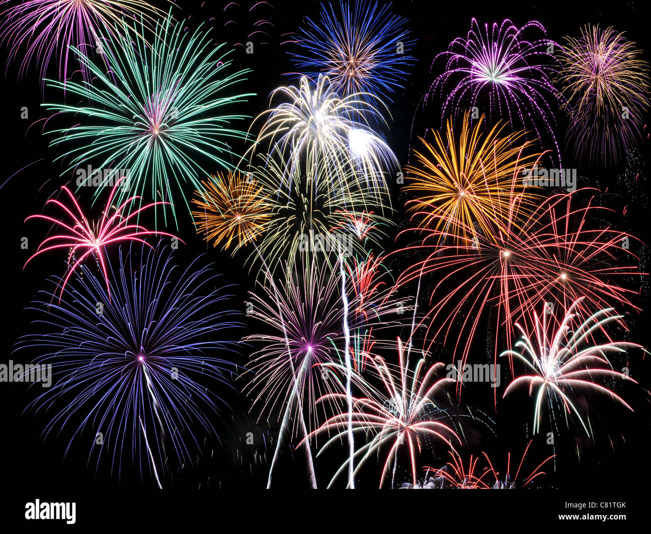 Feuerwerk aus mehreren Farben platzen vor schwarzem Hintergrund Stockfoto