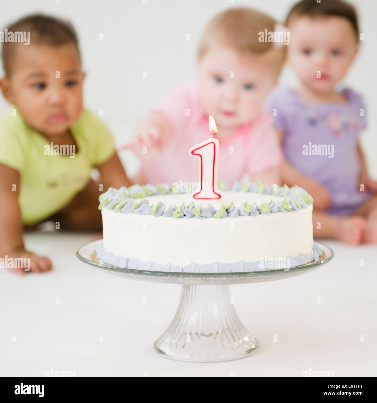Babys erste Geburtstagskuchen zu betrachten Stockfoto