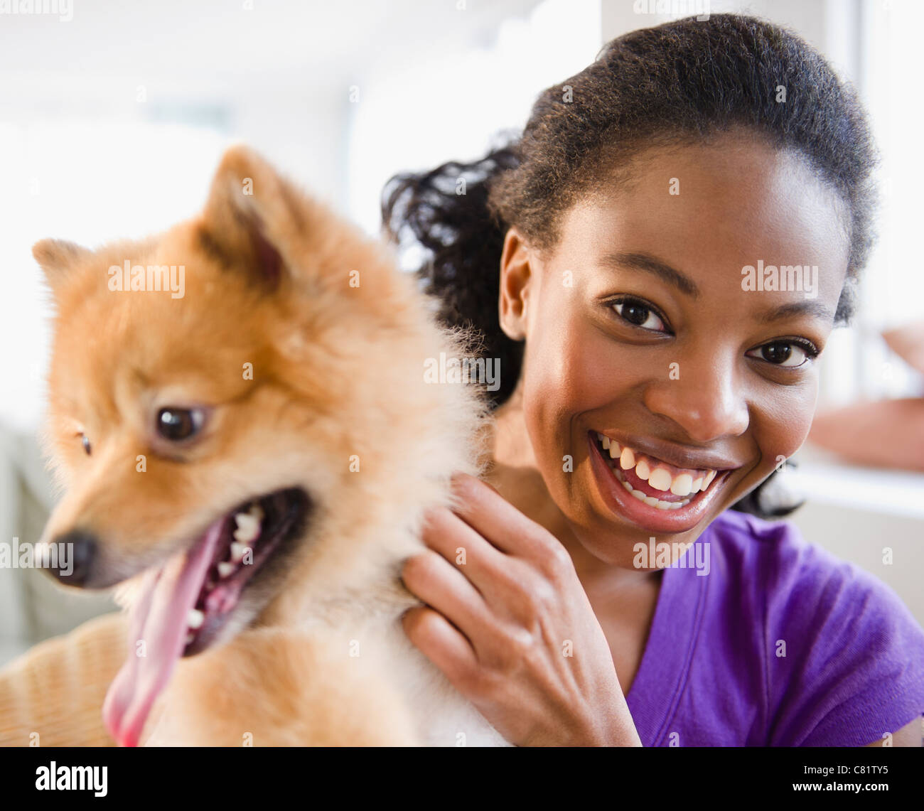 Gemischte Rassen Frau Petting Pommerschen Hund Stockfoto