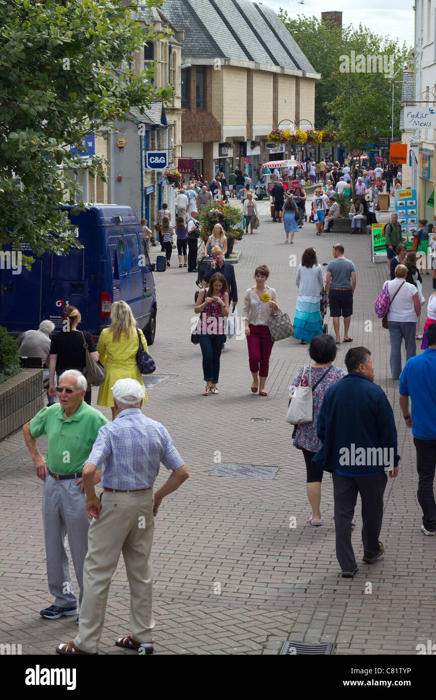 Menschen beim Einkaufen in Pydar Straße, Truro, Cornwall UK. Stockfoto