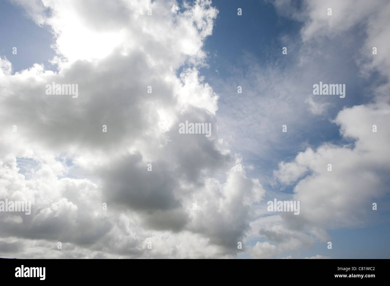 Kornische Wetter: Stratocumulus Stratiformis Cumulus und Cumulonimbus Wolken über Cornwall im August. Stockfoto