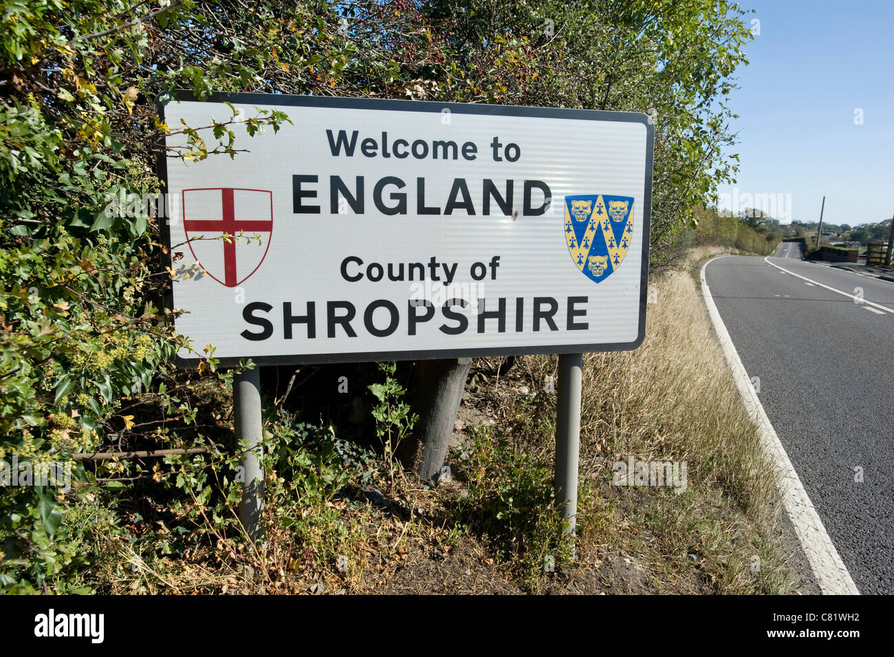 "Welcome to England" Zeichen in der Grafschaft Shropshire auf der England-Wales Grenze A458 unterwegs. Stockfoto