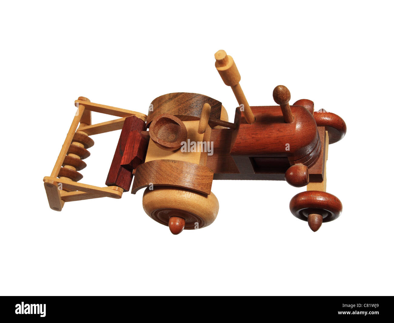 Top Vorderansicht eines hölzernen Traktors mit Scheibe Pflug Spielzeug isoliert auf weiss Stockfoto