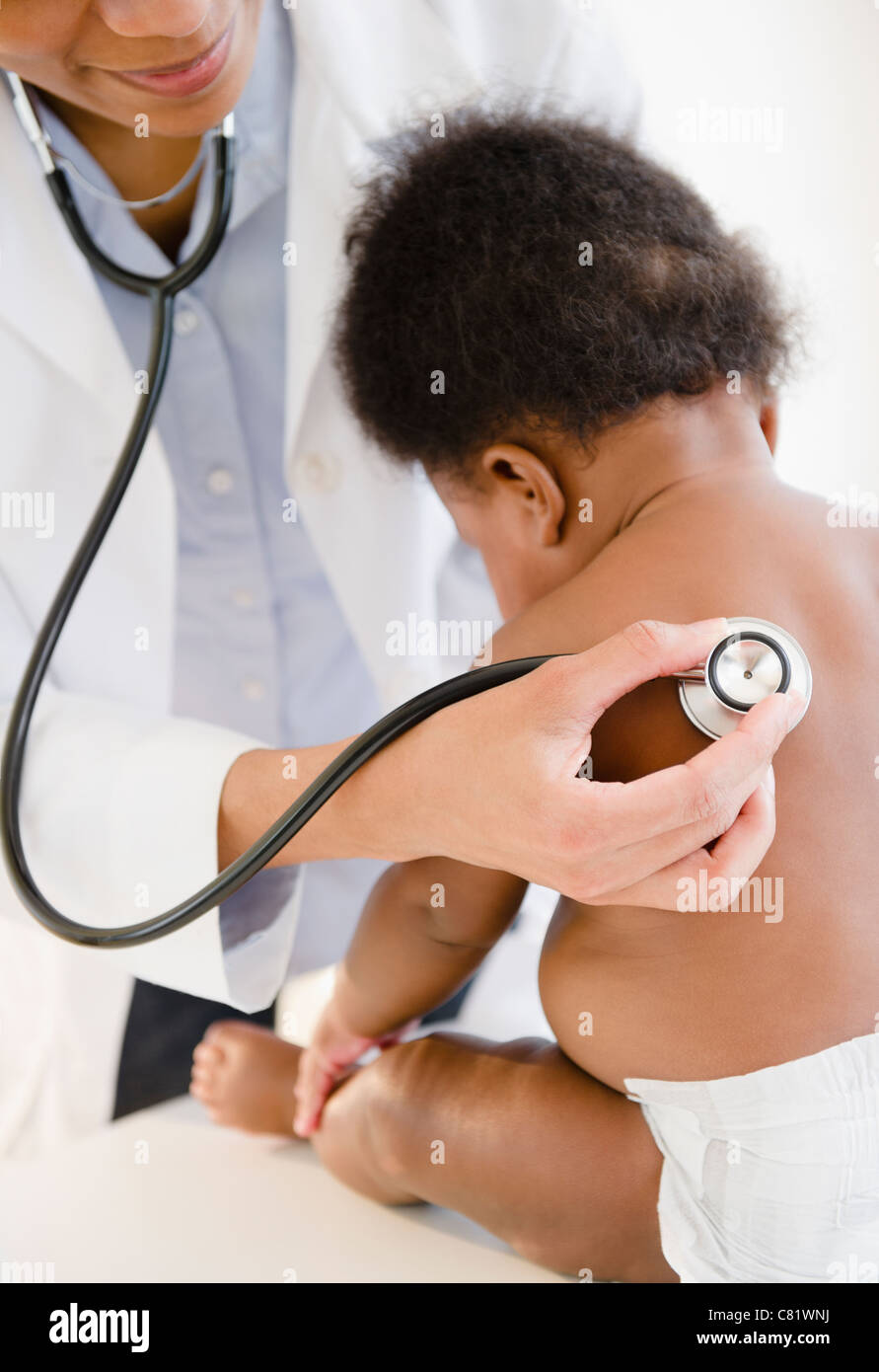 Afrikanische amerikanische Arzt Babys atmen hören Stockfoto