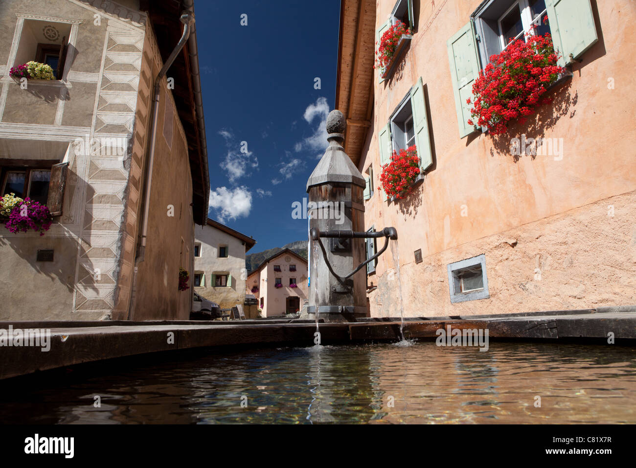 traditionelle Häuser in Guarda Engadin Schweiz Stockfoto