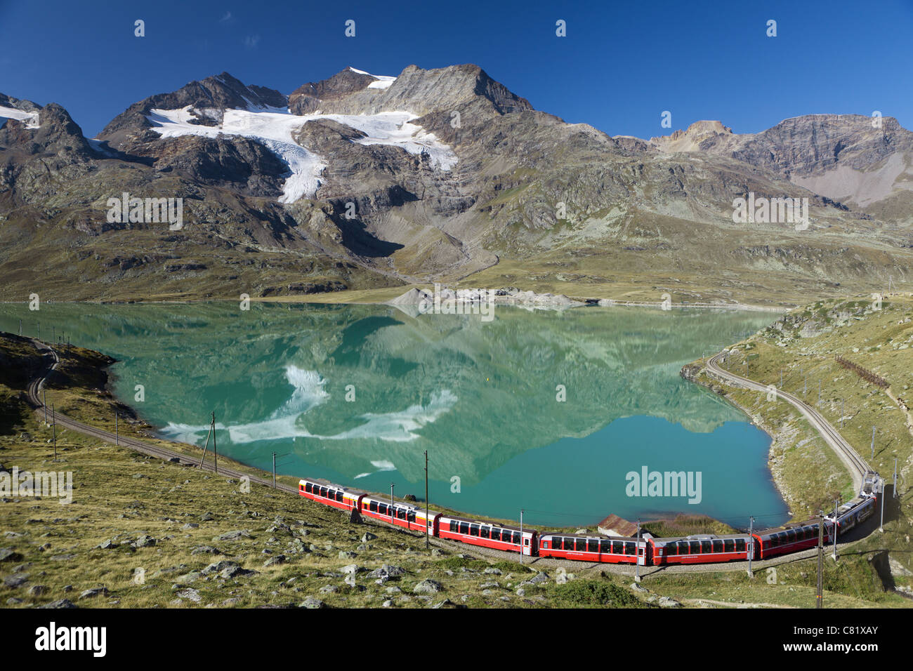 Bernina express-Zug am Berninapass Stockfoto