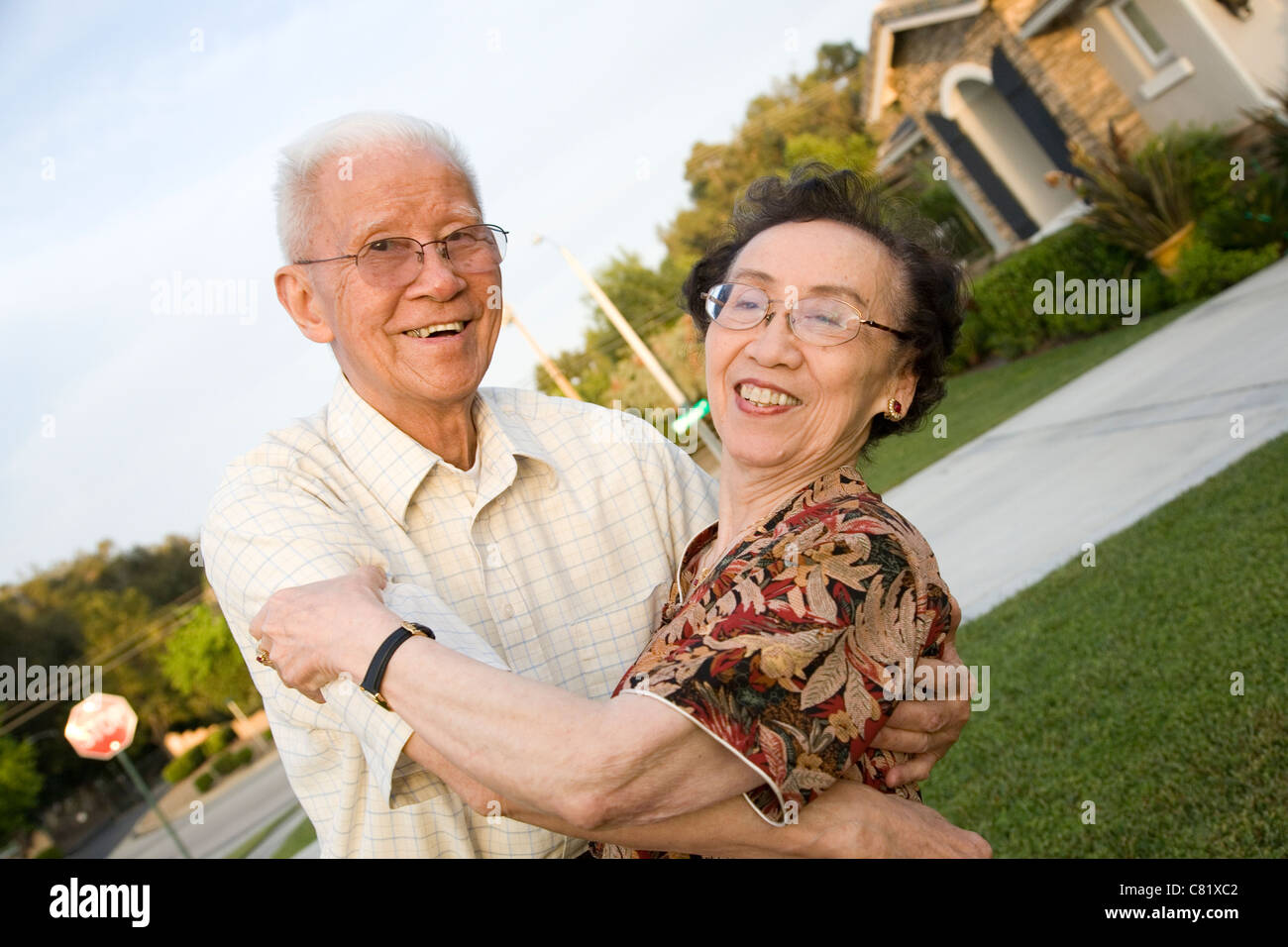 Senior chinesisches Ehepaar umarmt im freien Stockfoto