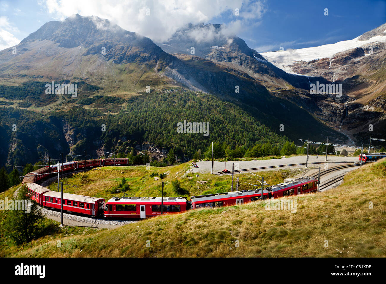 Bernina-Express-Zug in der Schweiz Stockfoto
