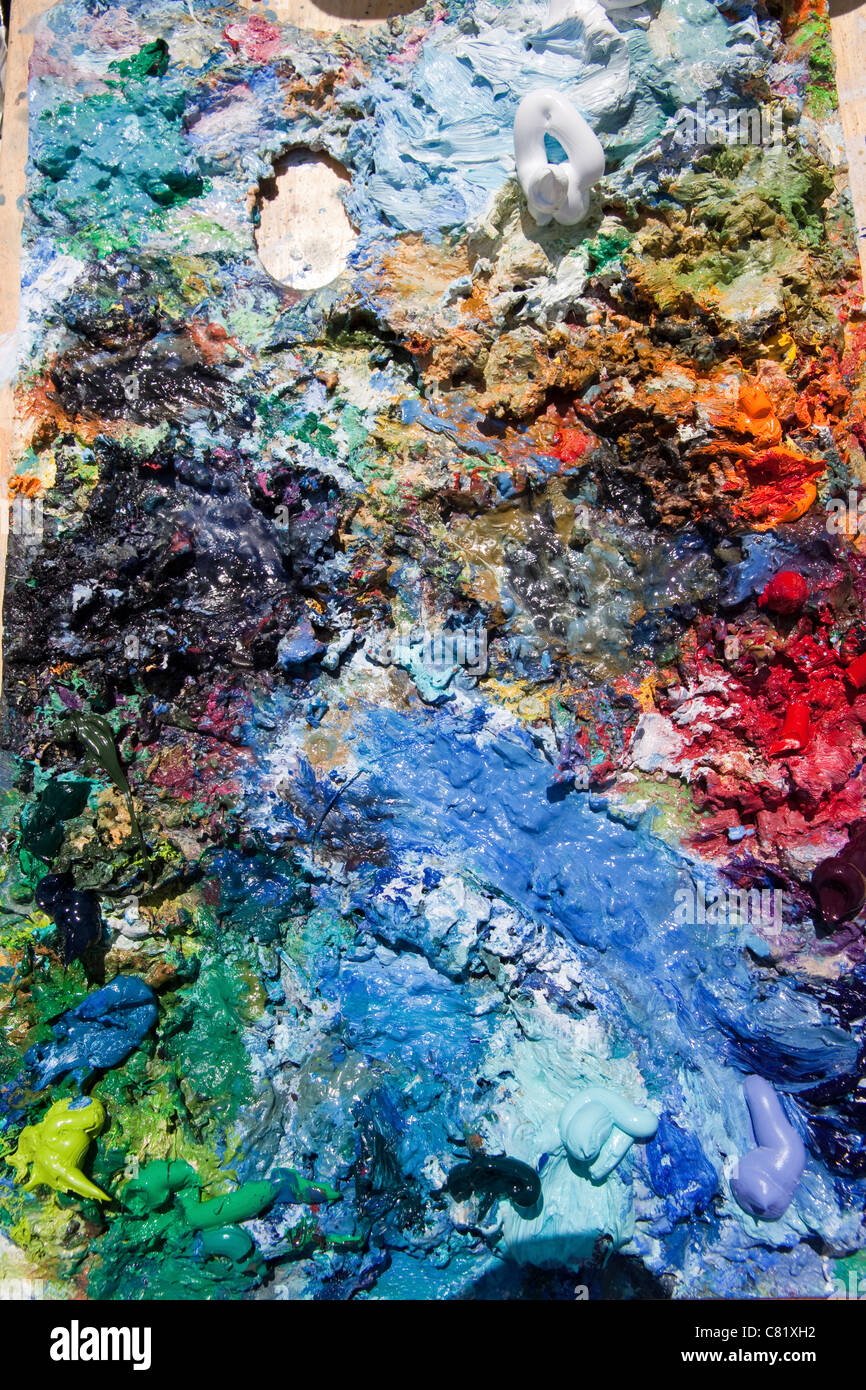 Die Farbpalette des Künstlers zeigen eine Mischung aus verschiedenen Ölfarben. Stockfoto