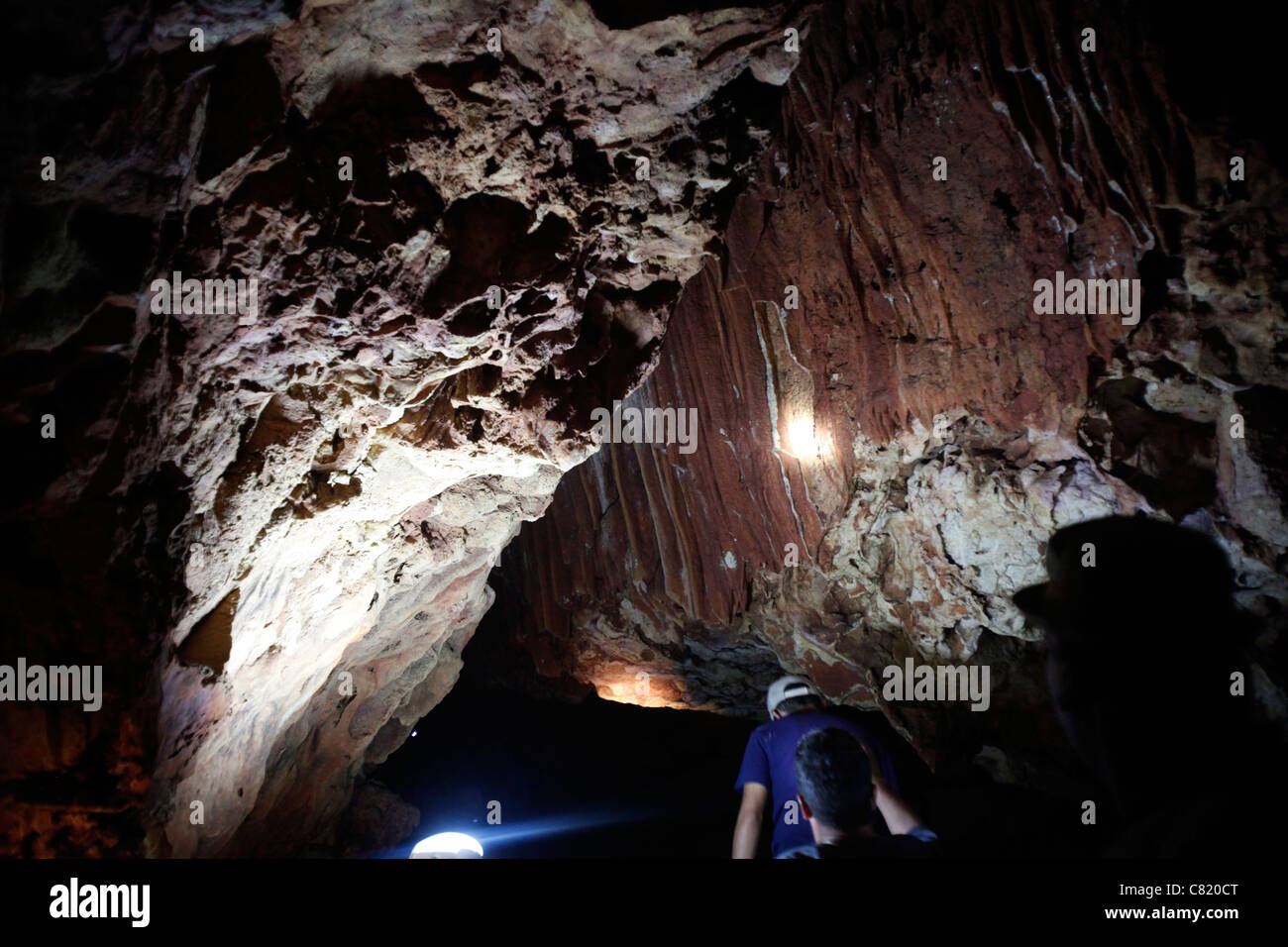 Mann in der Höhle Umgebung dunkel Dunkelheit Licht Stockfoto