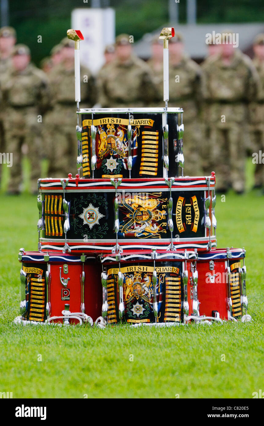 Verlegung der Trommeln der Irish Guards am Trommelfell Zeremonie, eine Tradition vor einer religiösen Zeremonie vor der Schlacht Stockfoto