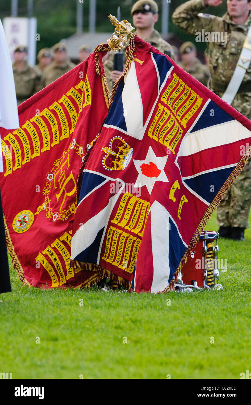 Verlegung der Trommeln der Irish Guards am Trommelfell Zeremonie, eine Tradition vor einer religiösen Zeremonie vor der Schlacht Stockfoto