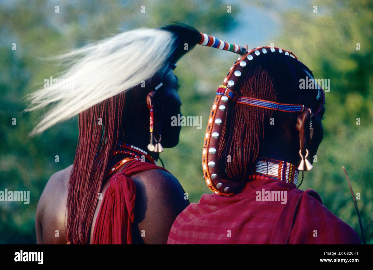 Markanten Kopfschmuck getragen von einer jungen Frau und ihrem Partner in Kenia in Ostafrika Stockfoto