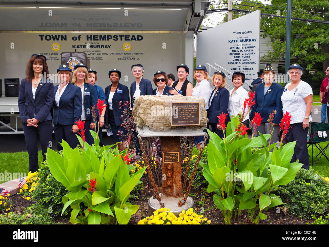 Zusätzliche Mitglieder der American Legion Post an 9/11-Denkmal an der Zeremonie am 11. September 2011, Merrick, New York, USA. Stockfoto
