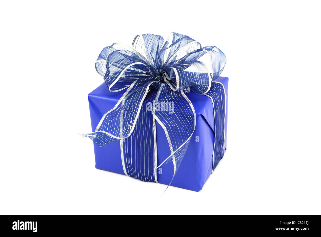 Blau Geschenk Paket isoliert auf weißem, zu Weihnachten oder ein Geburtstag  oder andere Urlaub oder besonderen Anlass gegeben zu werden Stockfotografie  - Alamy